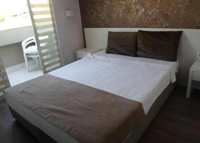 Hotel Random By Lookbookholiday 3*