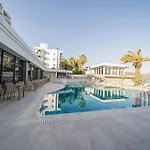Random By Lookbookholiday Otel