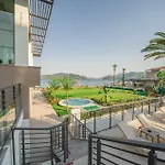 Random By Lookbookholiday Otel 3*