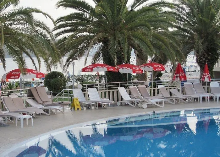 Hotel Random By Lookbookholiday 3*